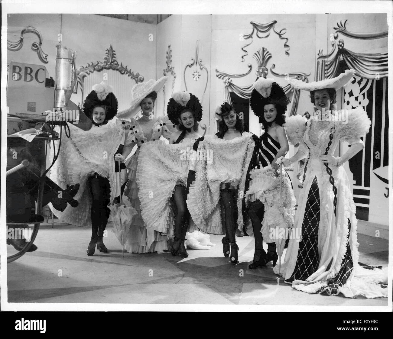 Chormädchen der Copacobana Revue in einem Halbkreis aufgestellt, zeigen Bein Stock Photo