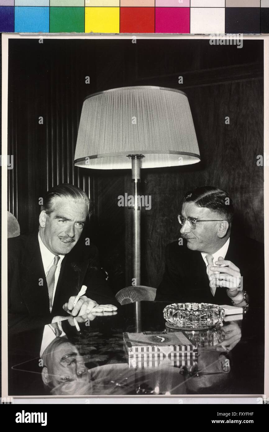 BUNDESKANZLER ING. LEOPOLD FIGL, Figl im Gespräch mit Eden, beide mit Zigarette in der Hand, an einem Tisch sitzend Stock Photo