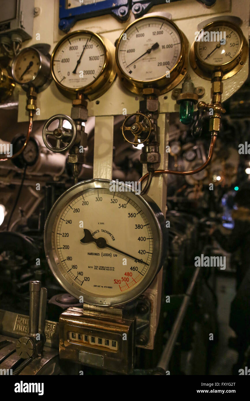 submarine-control-wheels-and-gauges-FXYG