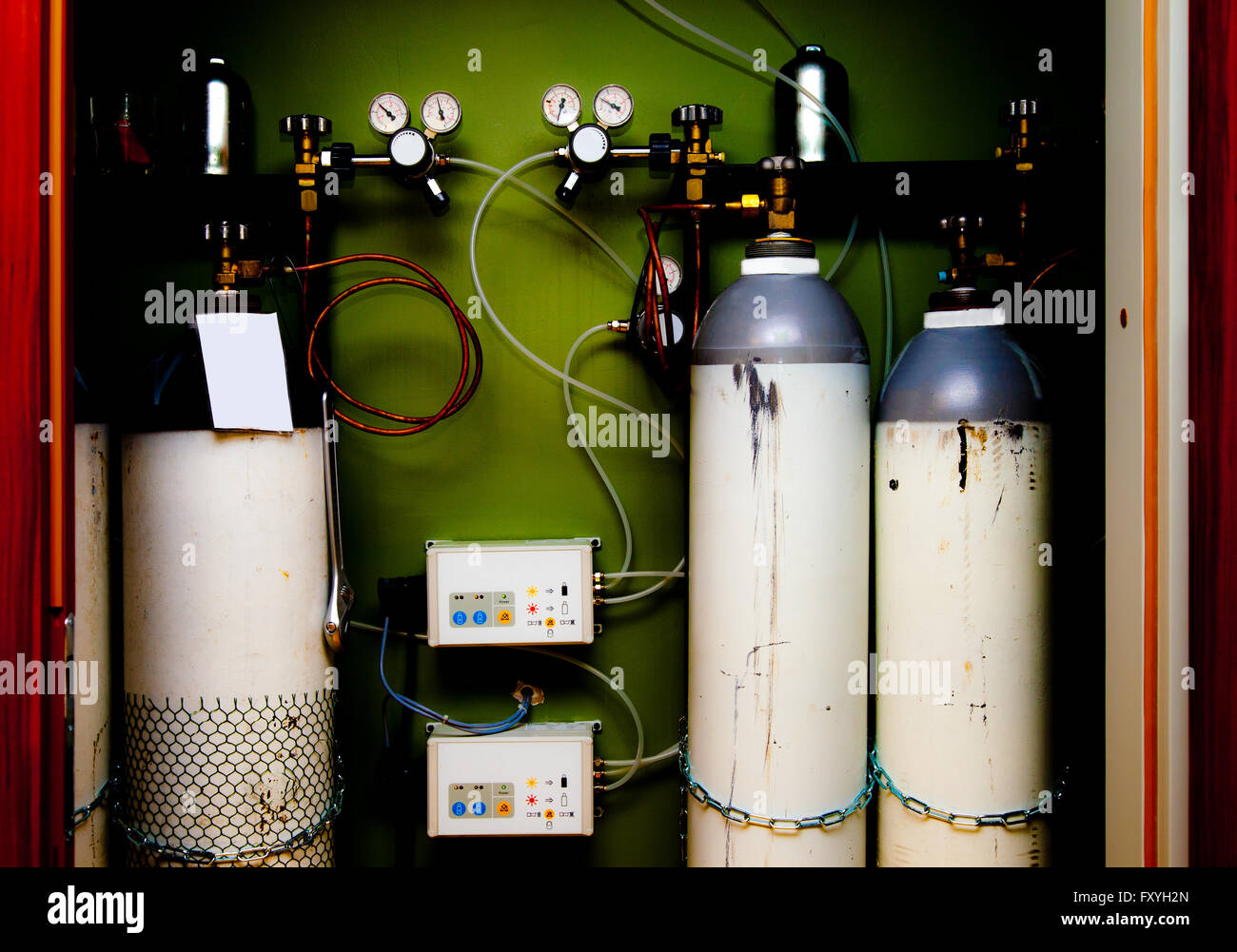 Bottles and controls of a high pressure gas station for medical gases