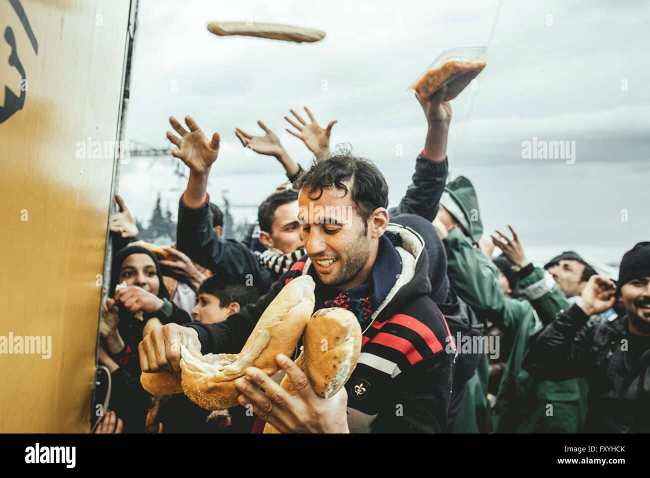 Distribution of food by Greek volunteers, refugee camp in Idomeni, border with Macedonia, Greece Stock Photo