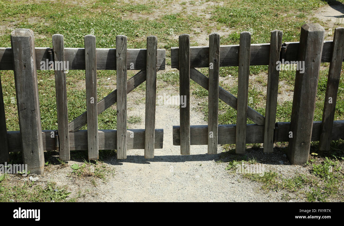 Empty garden lawn fence hi-res stock photography and images - Alamy