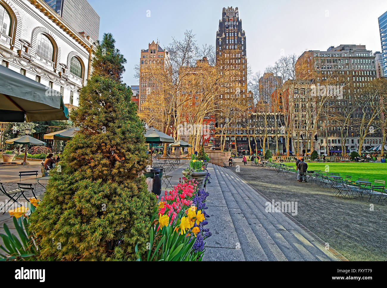 Green plants and Skyscrapers in Bryant Park in Midtown Manhattan, New ...