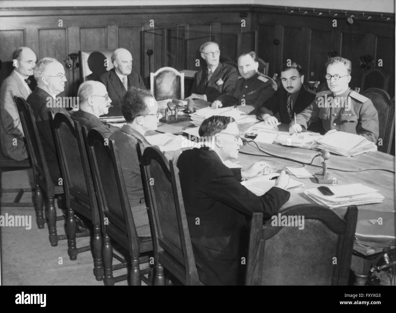 Die Richter im Nürnberger Prozess bei einer Beratung Stock Photo