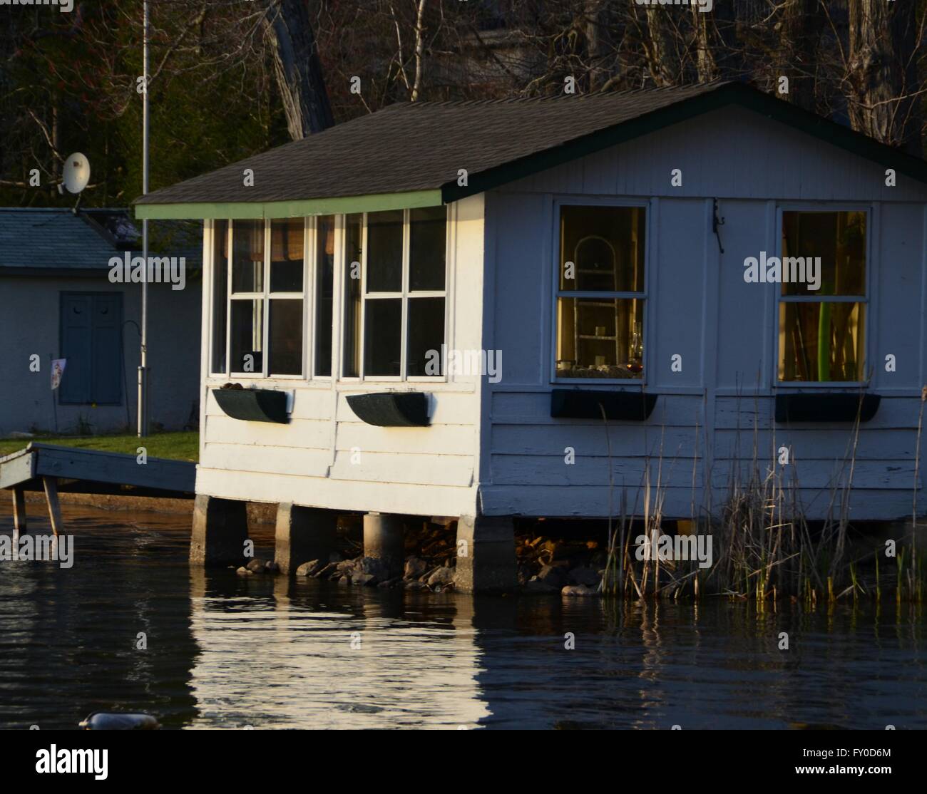 Summer lake house hi-res stock photography and images - Alamy