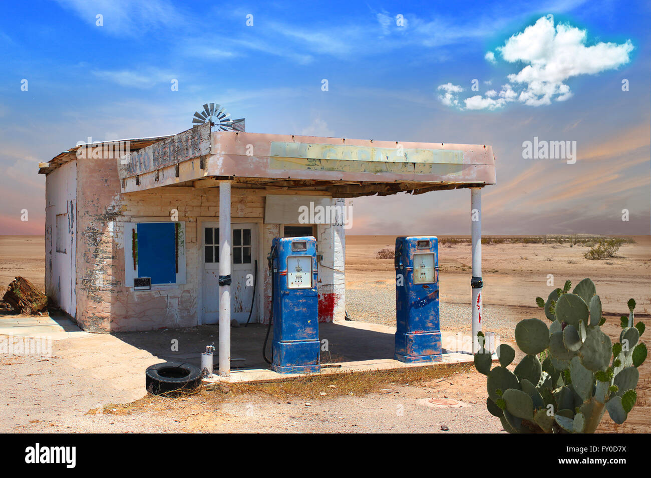 Retro Style Scene of old gas station in Arizona Desert Stock Photo Alamy