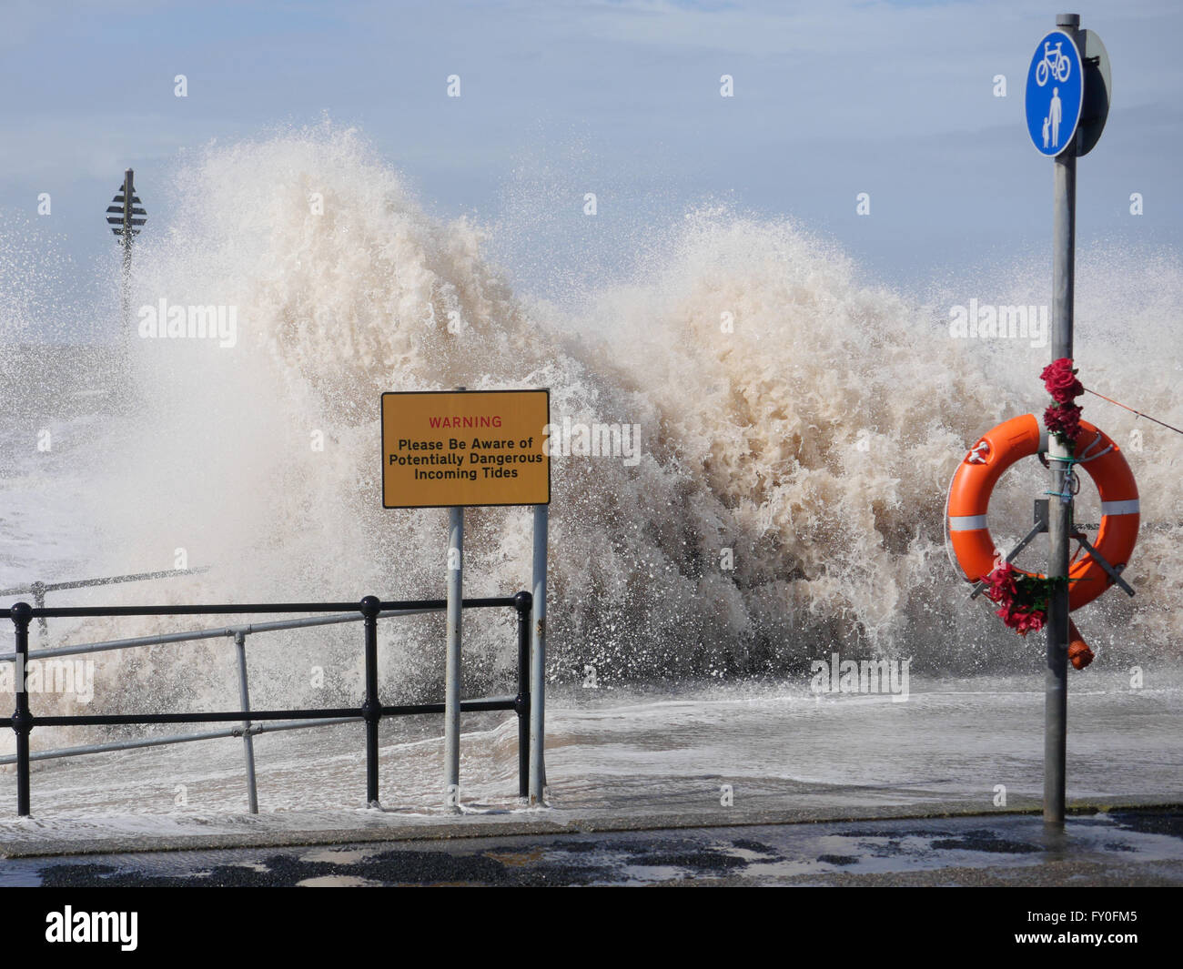 UK Weather. Crosby. Merseyside UK. 7th April 2016. A windy  day during high tide at Crosby Beach makes for some spectacular waves. © Alan Edwards/Alamy Live News Stock Photo