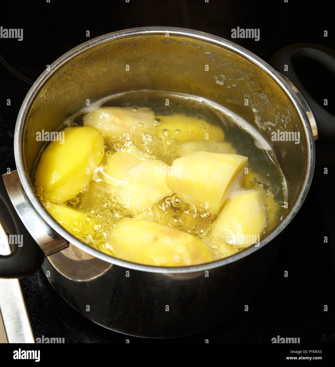 Сварить картошку в кастрюле с кожурой. Картофель в кастрюле. Картофель вареный в мундире. Вареная картошка в кастрюле. Вареная картошка в кастрюле.