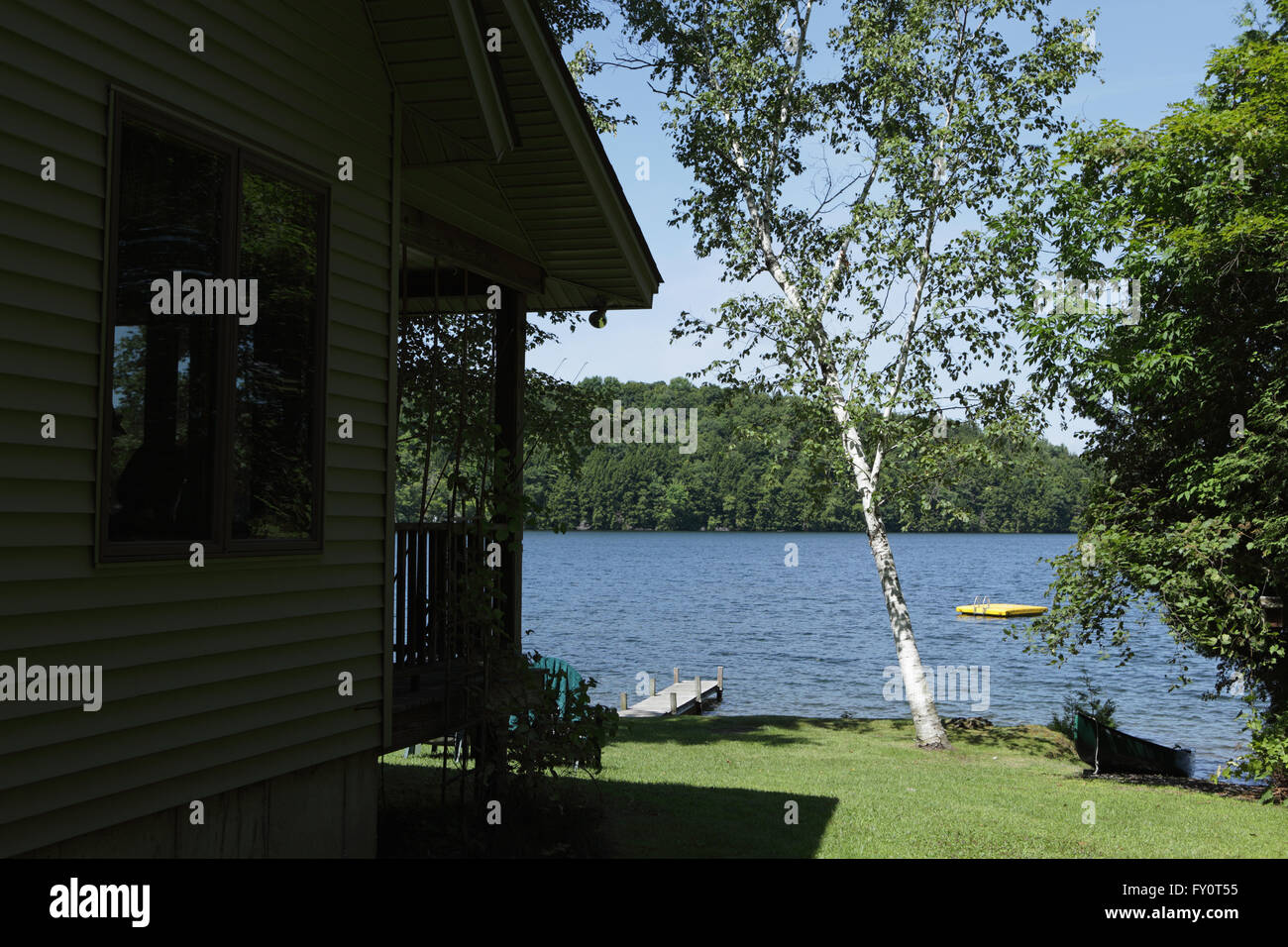 House beside lake hi-res stock photography and images - Alamy