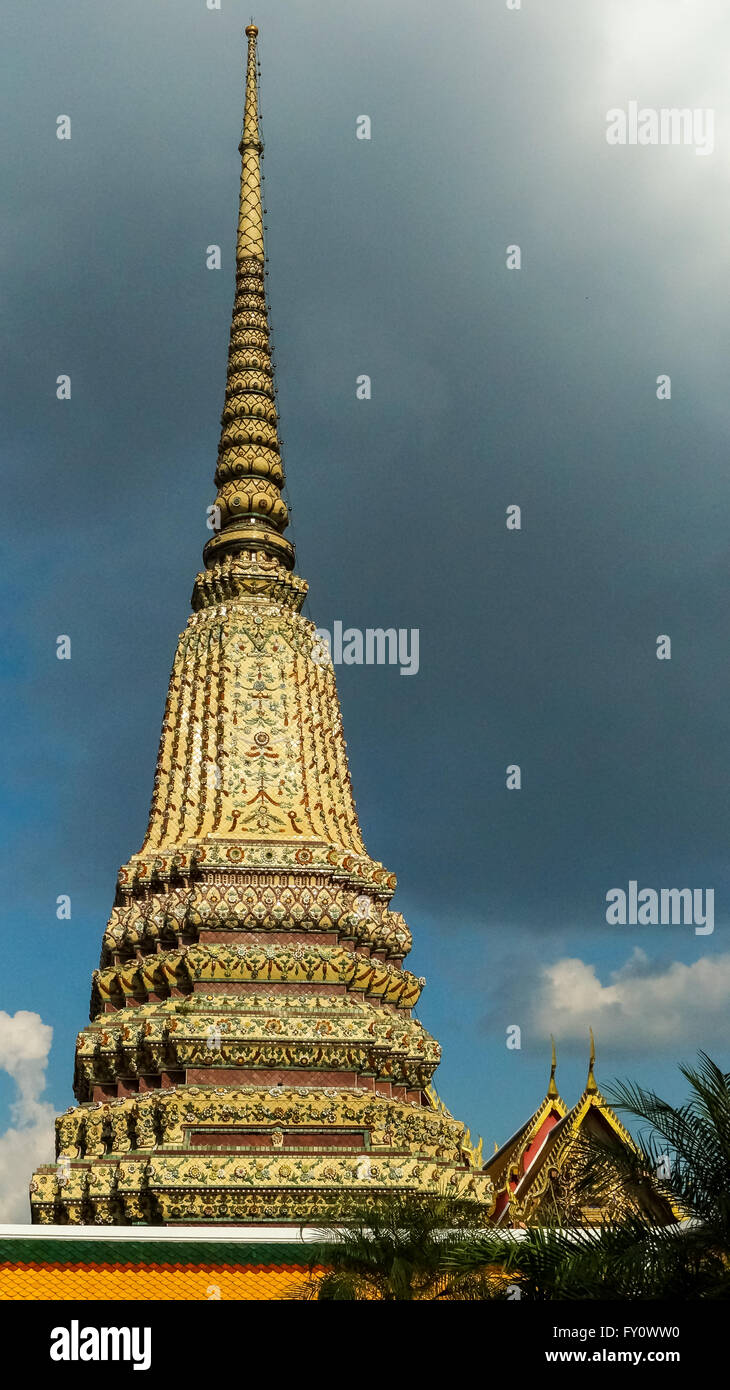 Maha Chedi Si Ratchakan at Wat Pho with cloudy sky Stock Photo