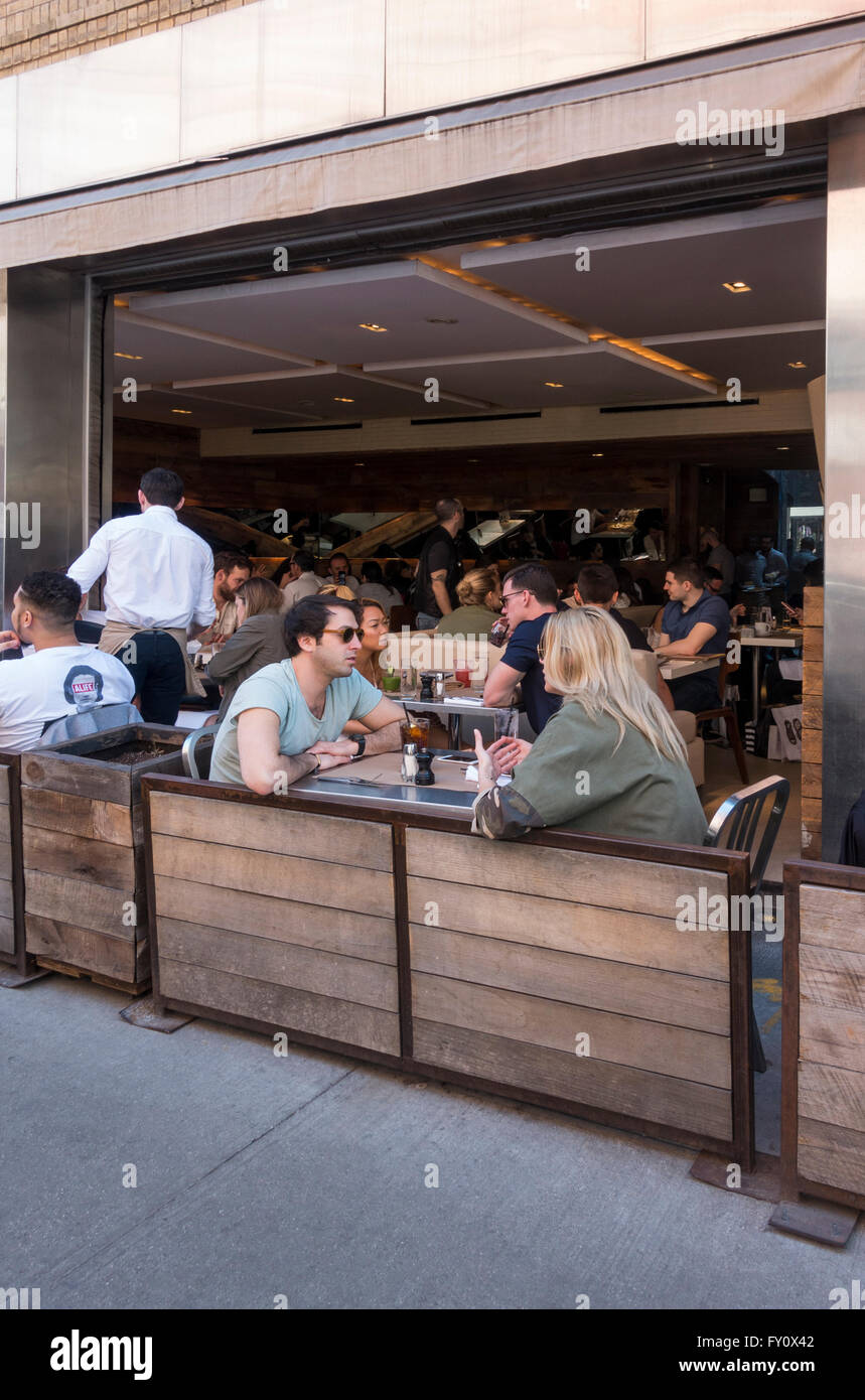 Hipsters at an alfresco lunch in a cafe in Nolita in New York City Stock Photo
