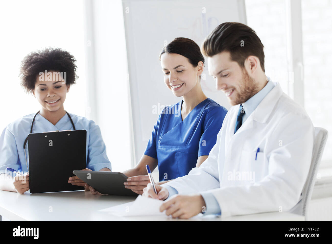 Team group doctors tablet pc hi-res stock photography and images - Alamy