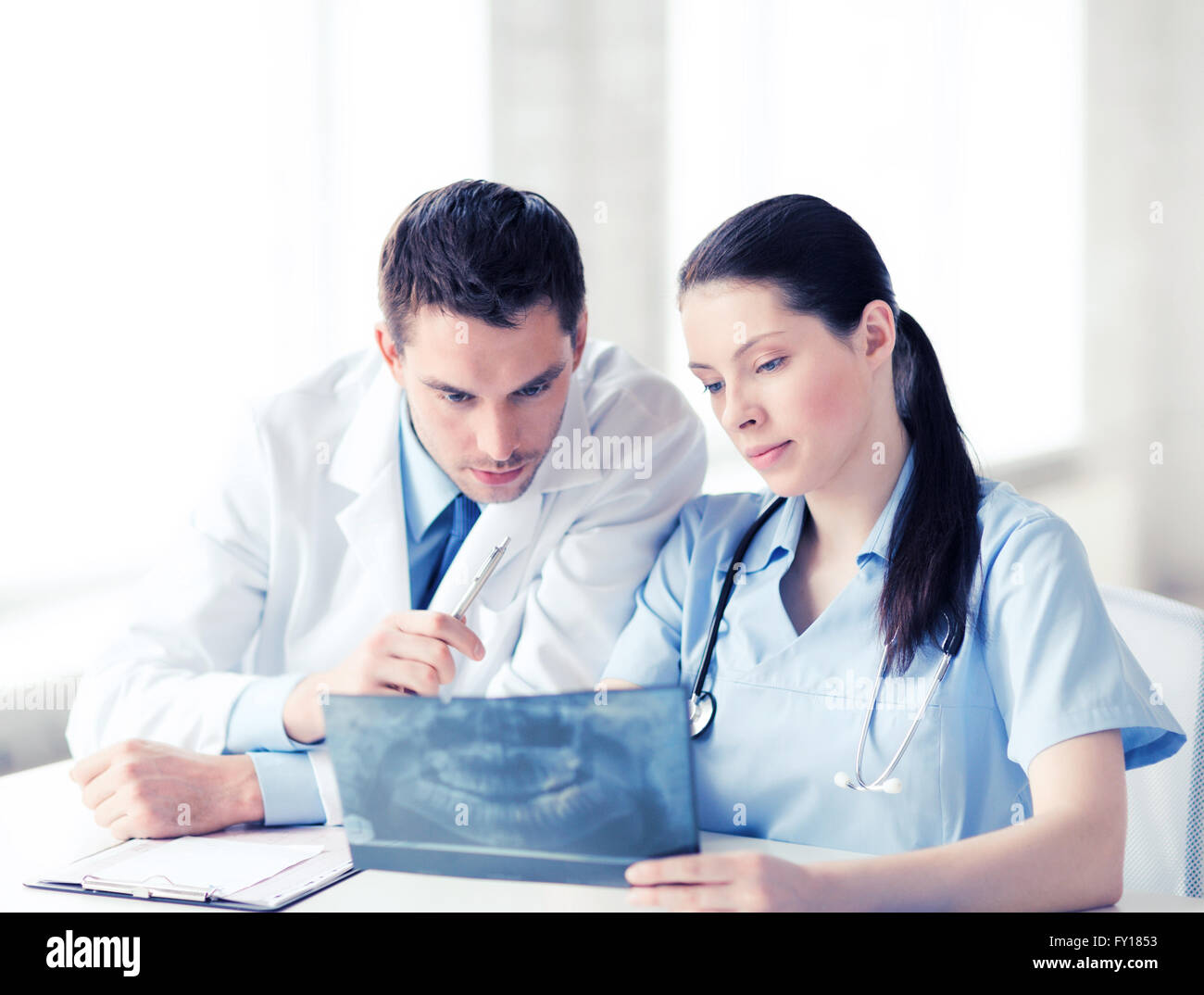 two doctors looking at x-ray Stock Photo - Alamy