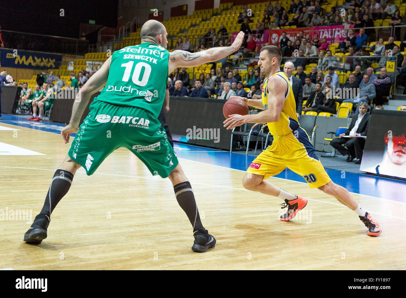 Gdynia Arena, Gdynia, Poland, 19th April, 2016. Basketball Tauron League,  Szymon Szewczyk, Piotr Szczotka in action during basketball match in the round 31 : Asseco Gdynia v Stelmet BC Zielona Gora, Credit:  Tomasz Zasinski / Alamy Live News Stock Photo