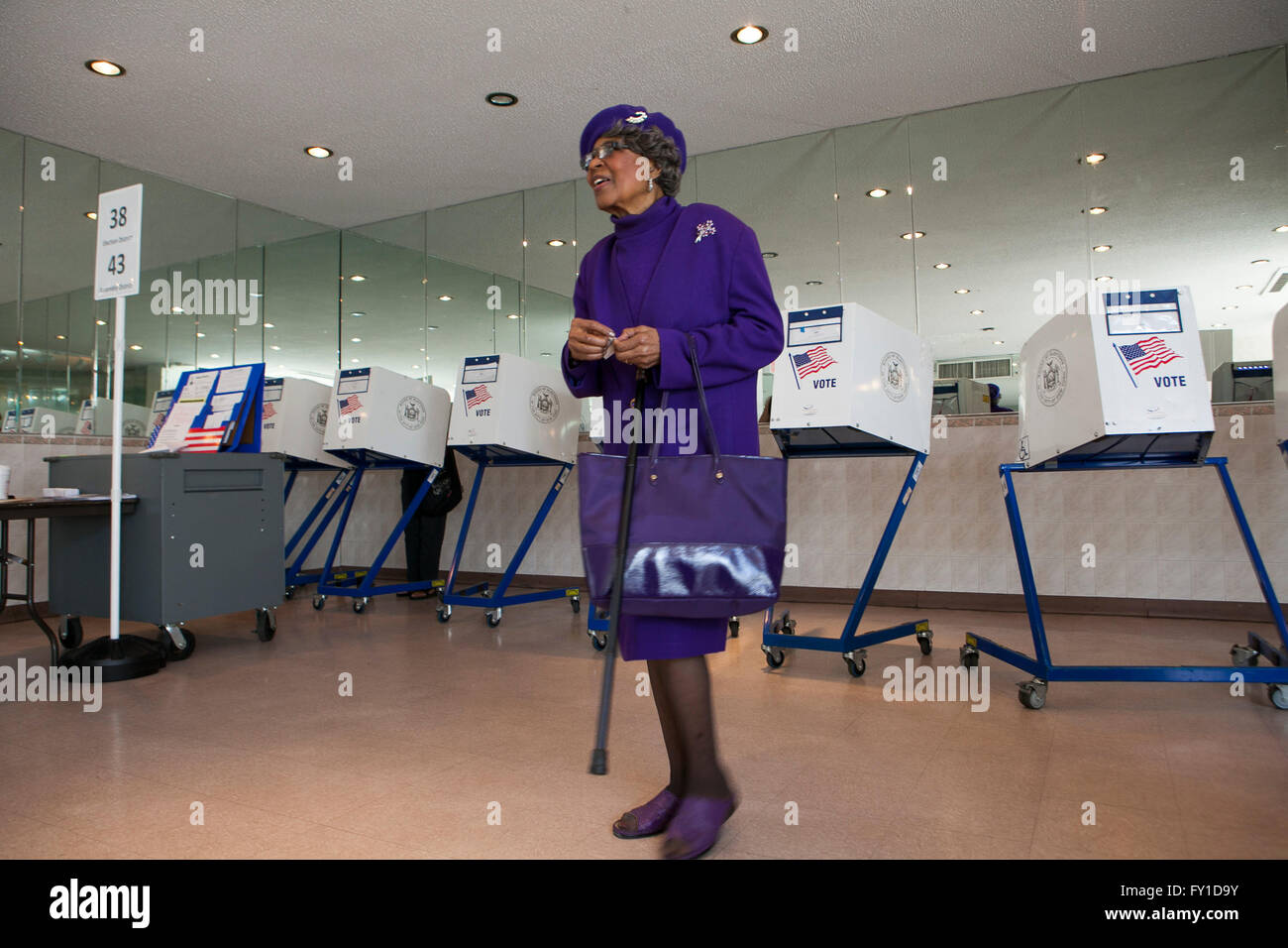 Presidential election polling 2016 hi-res stock photography and images ...