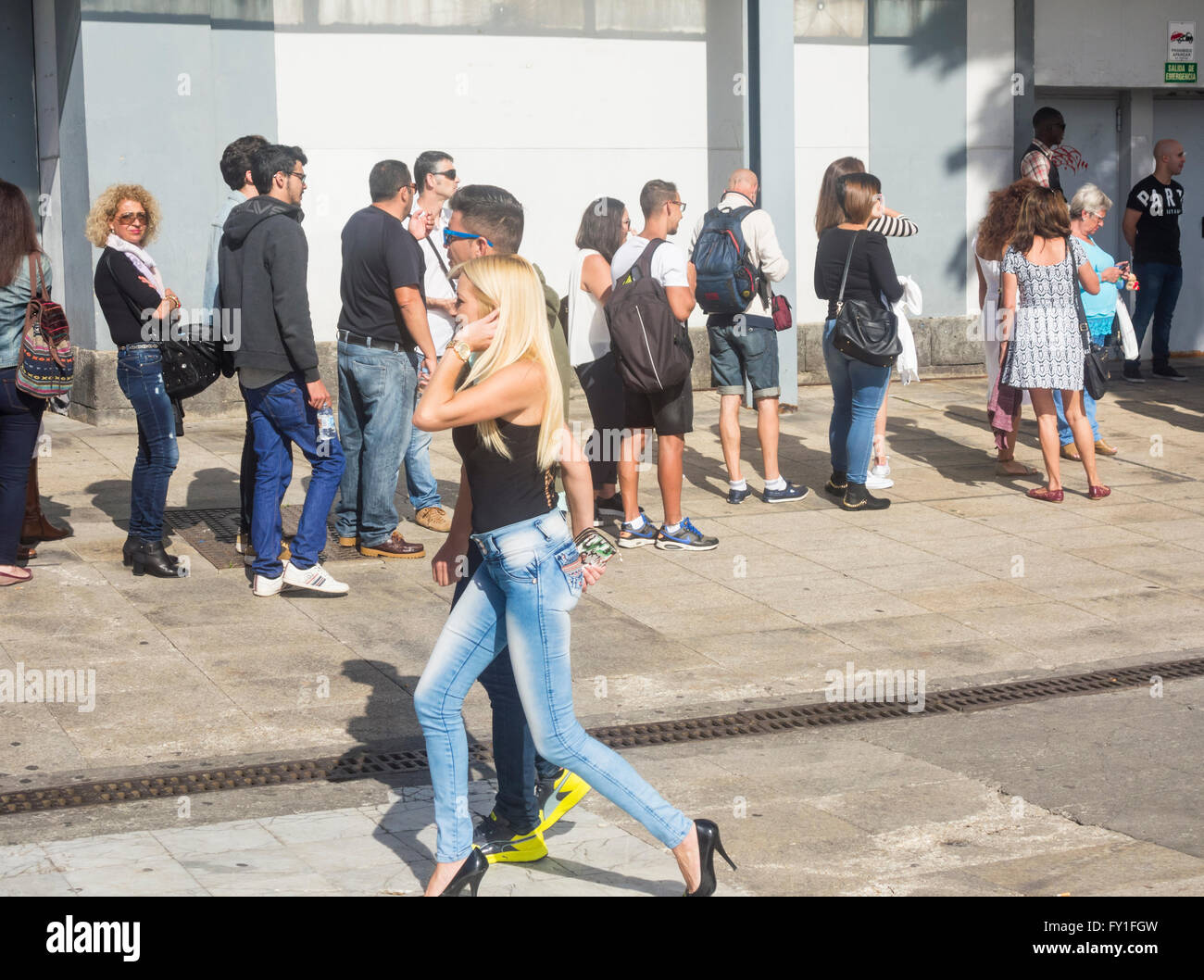 Las Palmas, Gran Canaria, Spain. 20th April, 2016. Casting for new Brad Pitt movie in Las Palmas, Gran Canaria, Canary Islands, Spain, 20th April 2016. Huge queues as casting takes place in Las Palmas for the forthcoming movie, Allied, starring Brad Piitt and Marion Cotillard. Some scenes will be filmed in Las Palmas. The film will be directed by Robert Zemeckis Credit:  Alan Dawson News/Alamy Live News Stock Photo