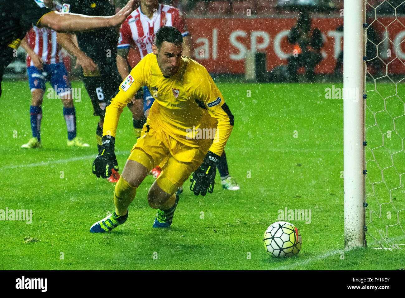 Gijon, Spain. 20th April, 2016. Sergio Rico (goalkeeper, Sevilla FC) during football match of Spanish ‘La Liga’ between Real Sporting de Gijon and Sevilla FC at Molinon Stadium on April 20, 2016 in Gijon, Spain. Credit:  David Gato/Alamy Live News Stock Photo