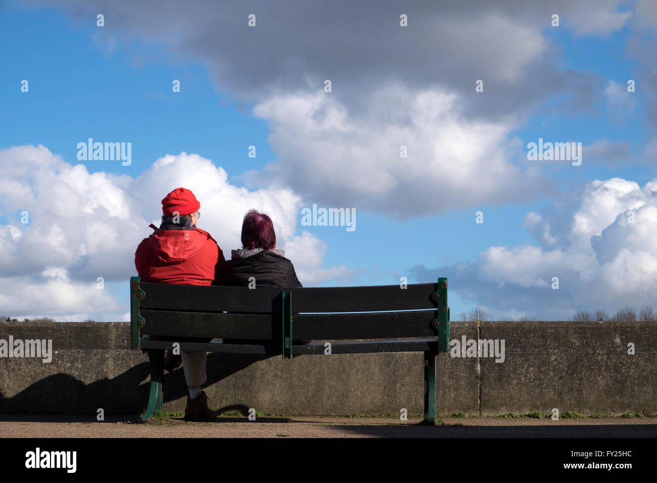 Riverside bench hires stock photography and images Alamy