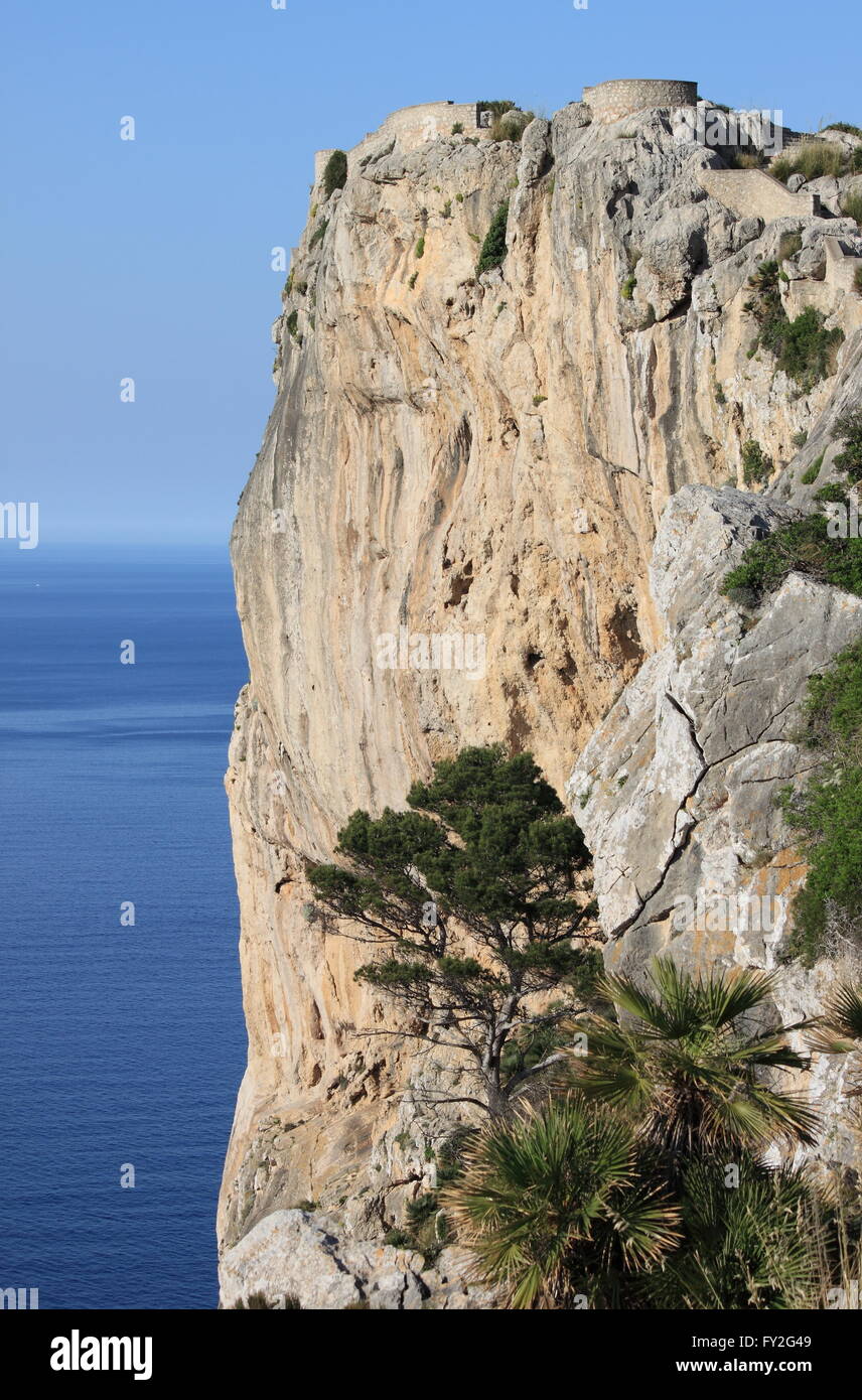 Sheer cliff hi res stock photography and images Alamy