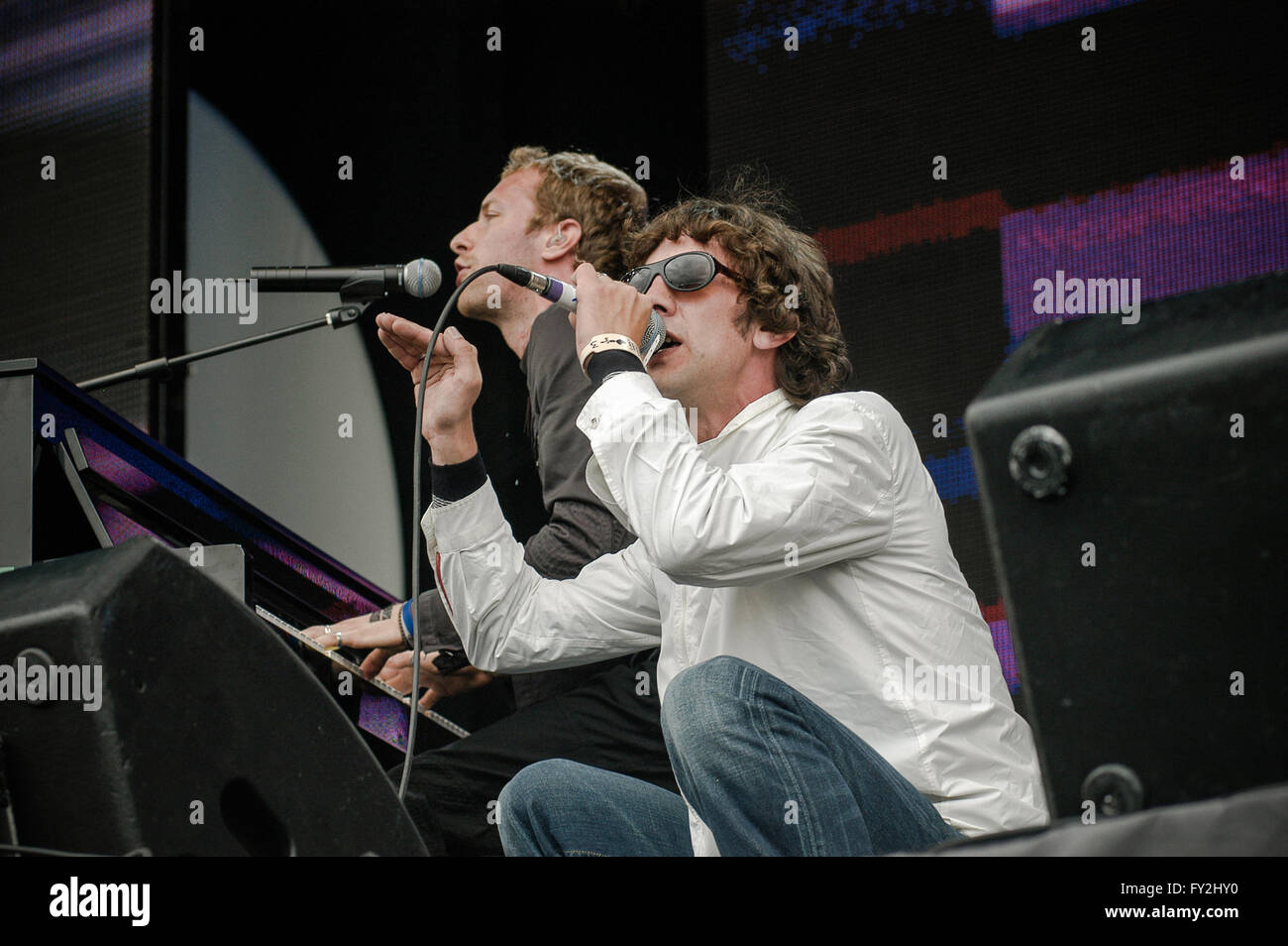 Live 8 hyde PArk, London. July 2nd 2005. Chris MArtin of Coldplay and Richard Ashcroft performing live Stock Photo