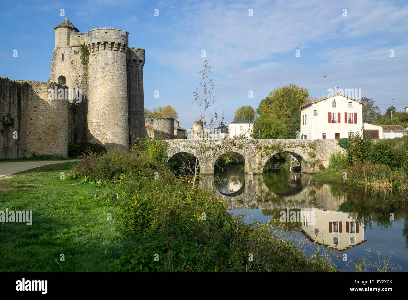 St Jacques Bridge and Gate over the River Thouet in Deux-Sevres, France Stock Photo