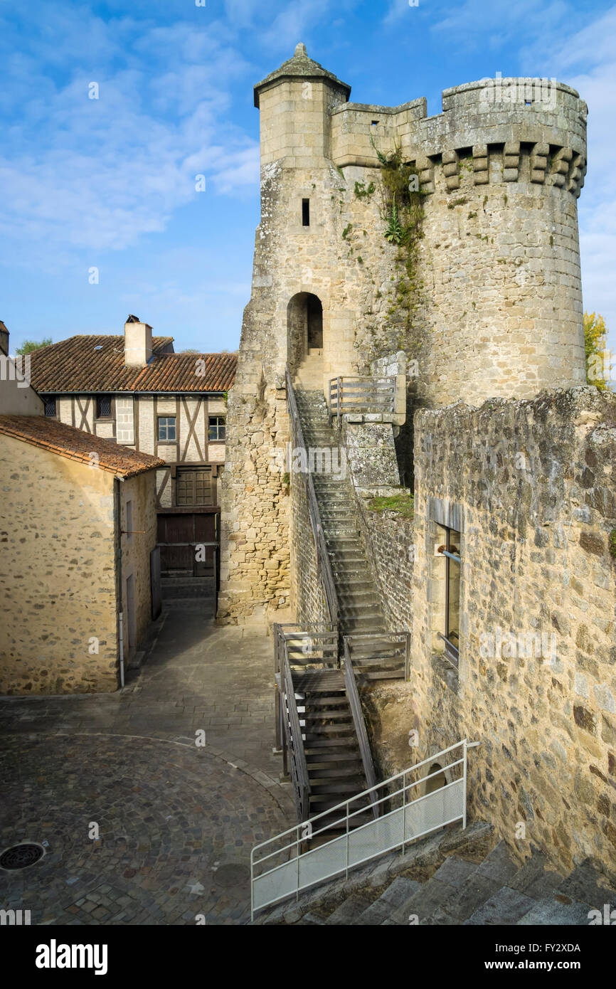 St Jacques Gate over the River Thouet in Deux-Sevres, France Stock Photo