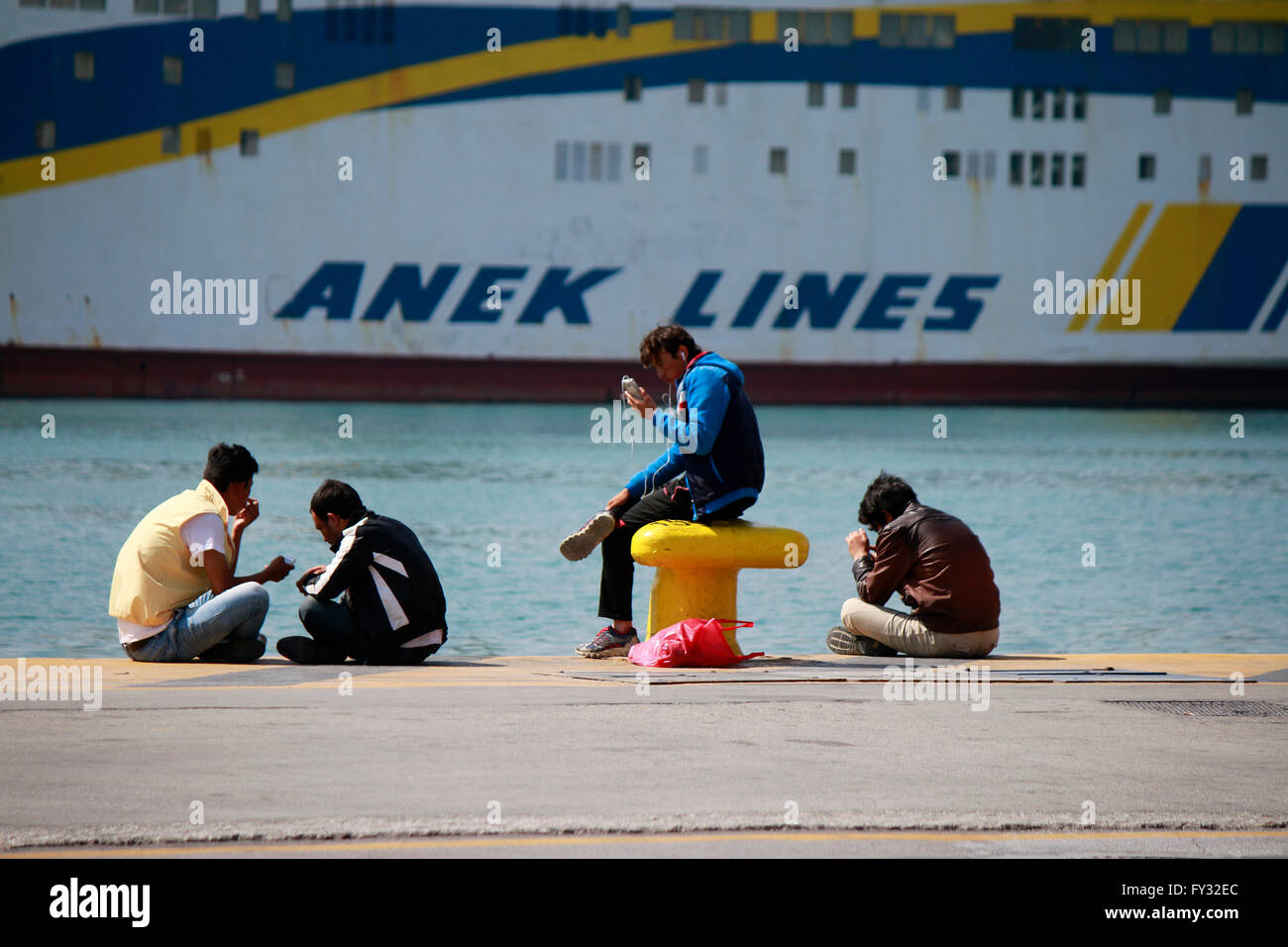 Impressionen - Fluechtlinge im Hafen von Piraeus, 5. April 2016, Piraeus, Griechenland Stock Photo