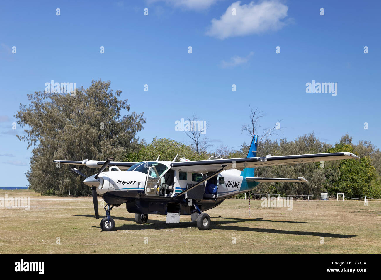 Cessna Caravan 208 Sea Air on unpaved airfield, Lady Elliot Island