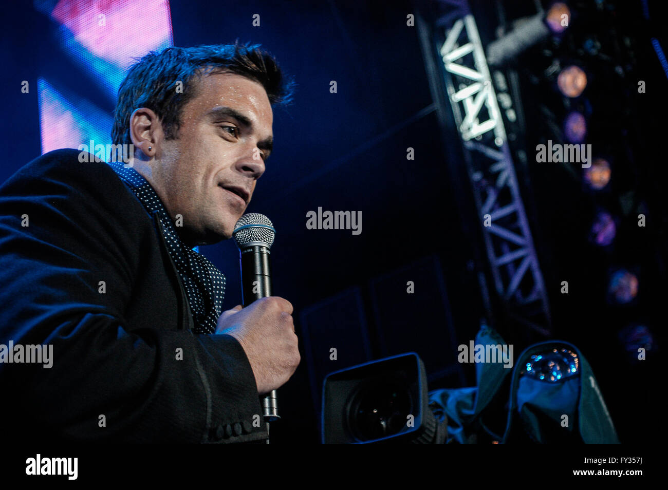 Robbie Williams at Live 8, Hyde Park, London. 2 July 2005 Stock Photo Alamy Robbie Williams at Live 8, Hyde Park, London. 2 July 2005 Stock Photo Alamy