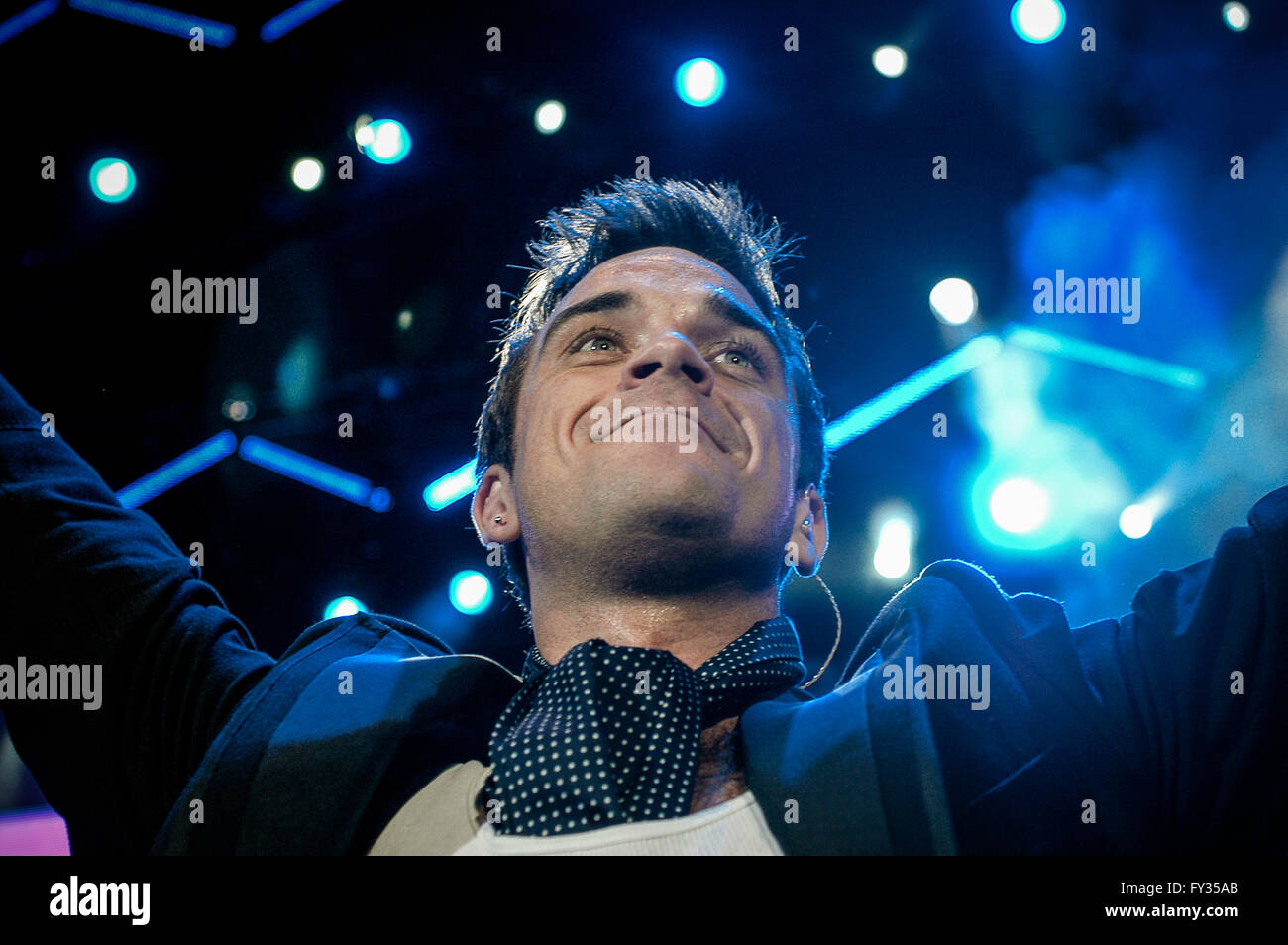 Robbie Williams at Live 8, Hyde Park, London. 2 July 2005 Stock Photo Alamy Robbie Williams at Live 8, Hyde Park, London. 2 July 2005 Stock Photo Alamy