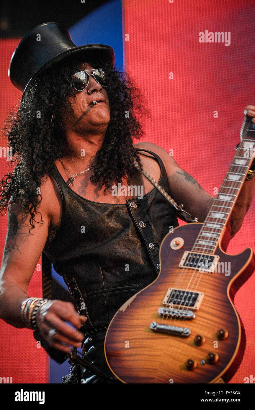 Slash velvet revolver hi-res stock photography and images - Alamy