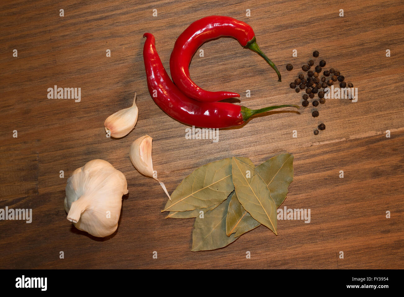 Garlic, bay leaves, allspice and chili pepper Stock Photo Alamy