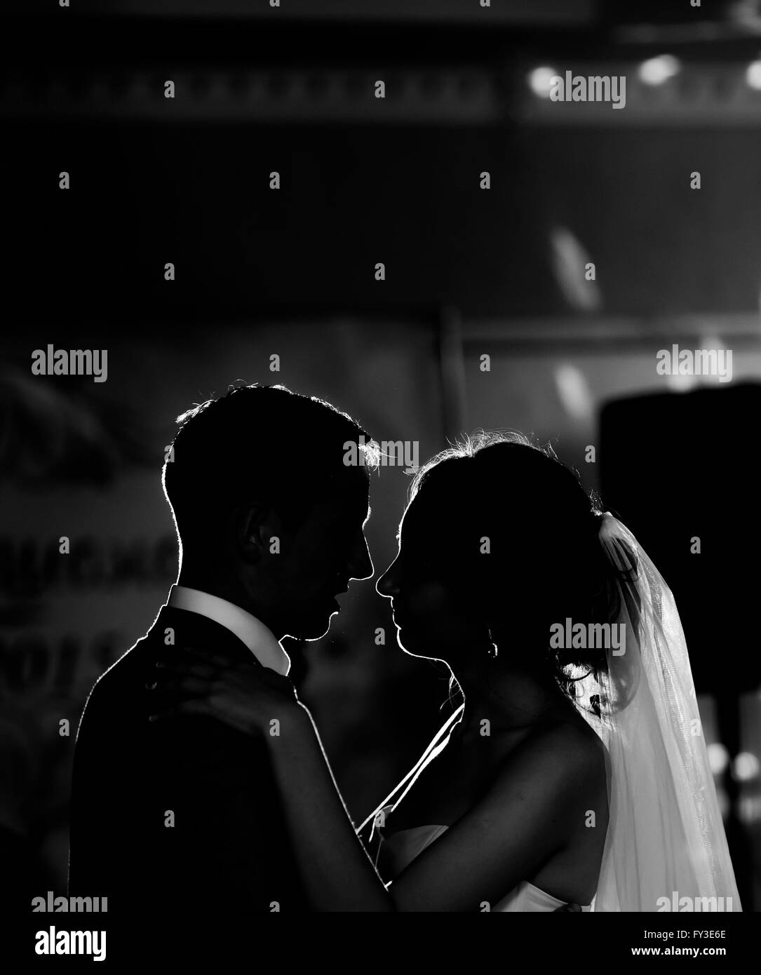 Silhouette couple kissing Black and White Stock Photos & Images - Alamy