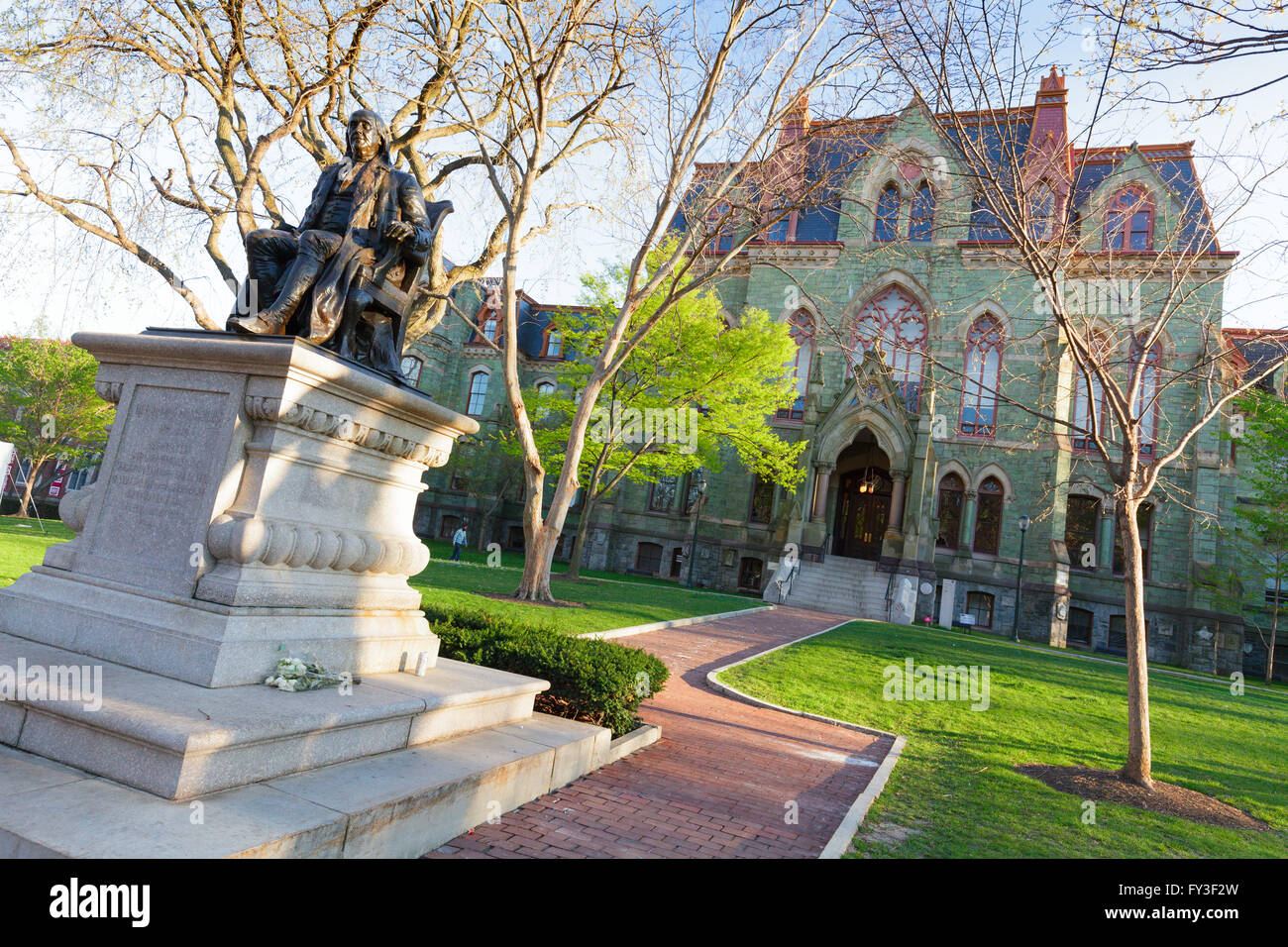 College Hall and statue of Ben Franklin, University of Pennsylvania ...