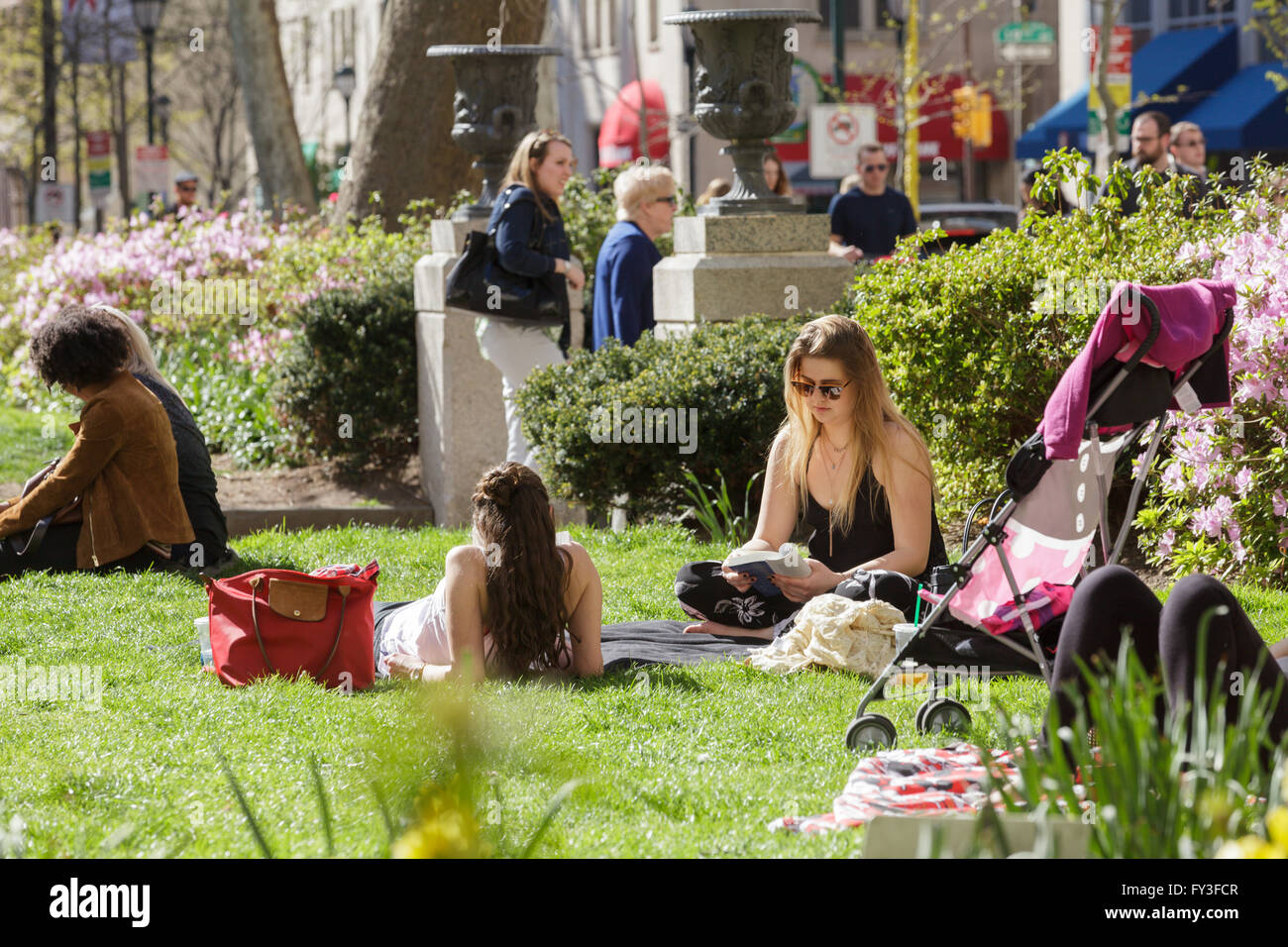 Crowds flock to Rittenhouse Square on a fine spring day, Philadelphia, Pennsylvania, USA. Stock Photo