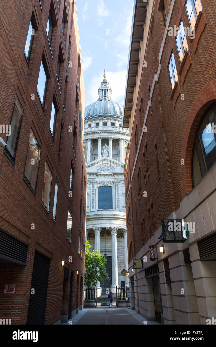 St Paul's Cathedral viewed through Queens Head Passage Stock Photo