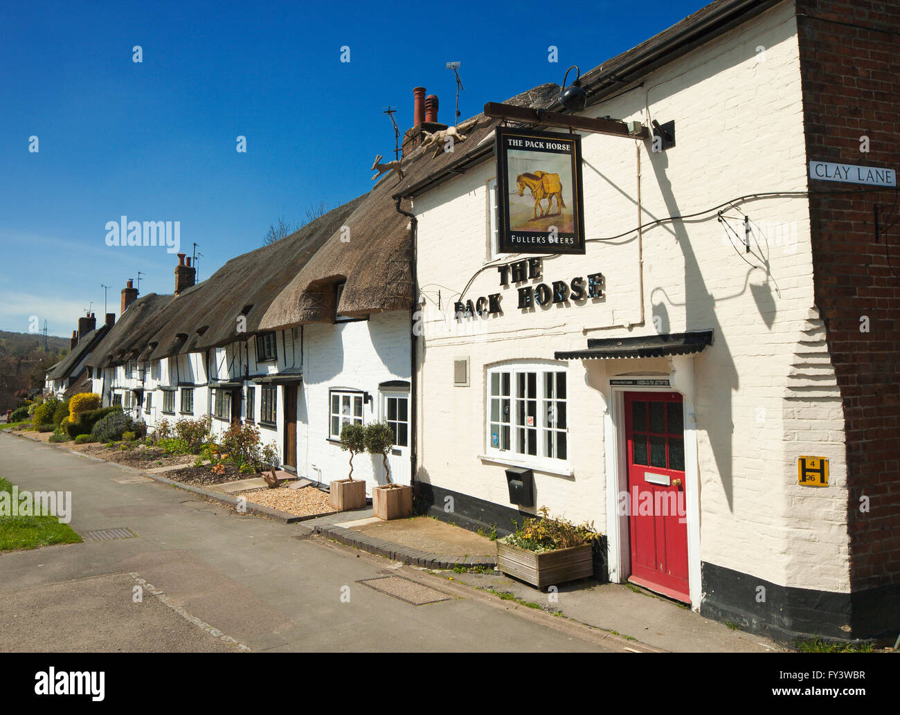 The Pack Horse public house and Anne Boleyn Cottages, Tring Road, Wendover, Buckinghamshire, England. Stock Photo