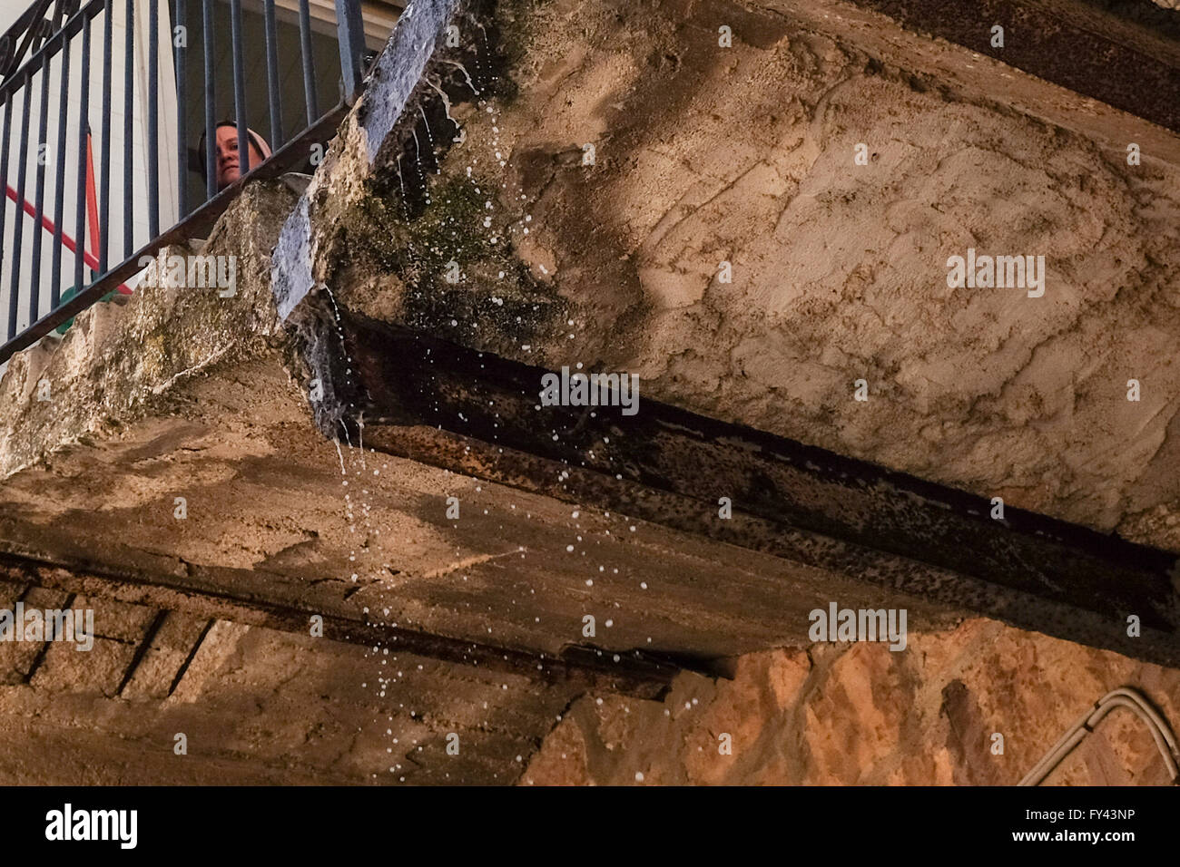 Jerusalem, Israel. 21st April, 2016. A woman washes her home thoroughly ...