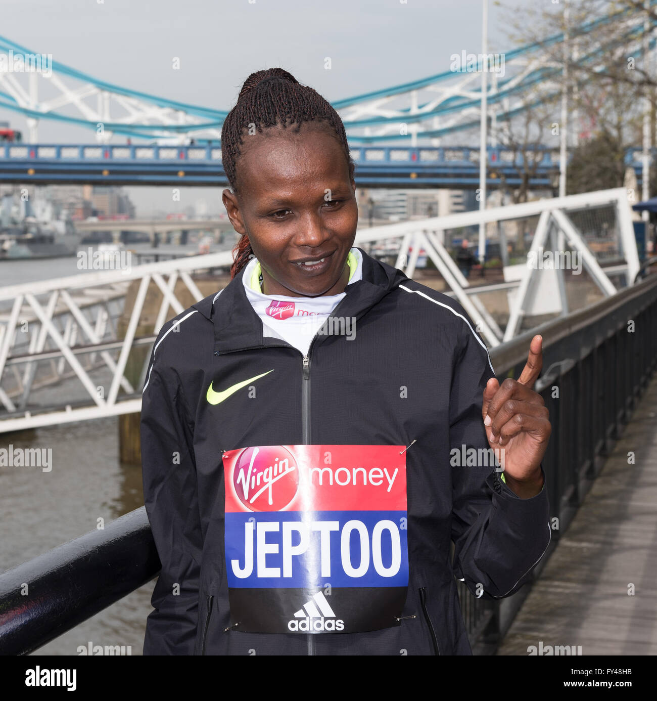 London marathon runners 2016 hi-res stock photography and images - Alamy