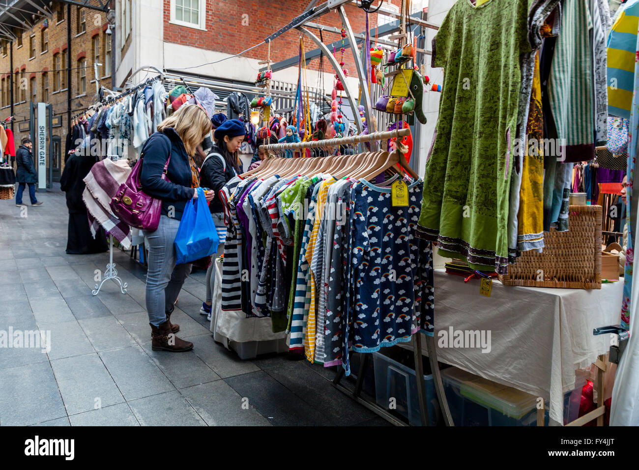 Spitalfields market london clothes hi-res stock photography and images ...