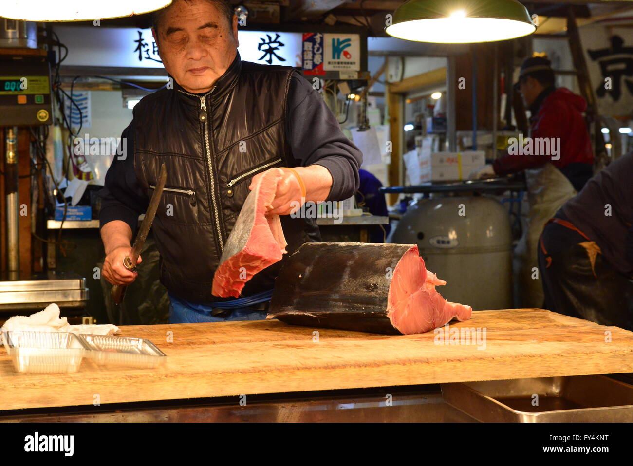 Cutting Tuna fish, fish market, Tokyo, Japan Stock Photo Alamy