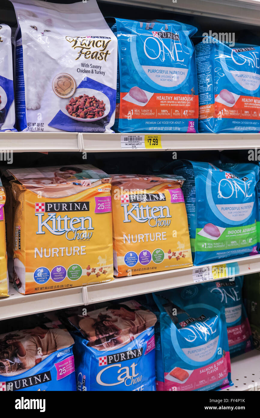 Bags of Dry Cat food, Pet Care Aisle, Weis Supermarket, Doylestown, PA, USA Stock Photo