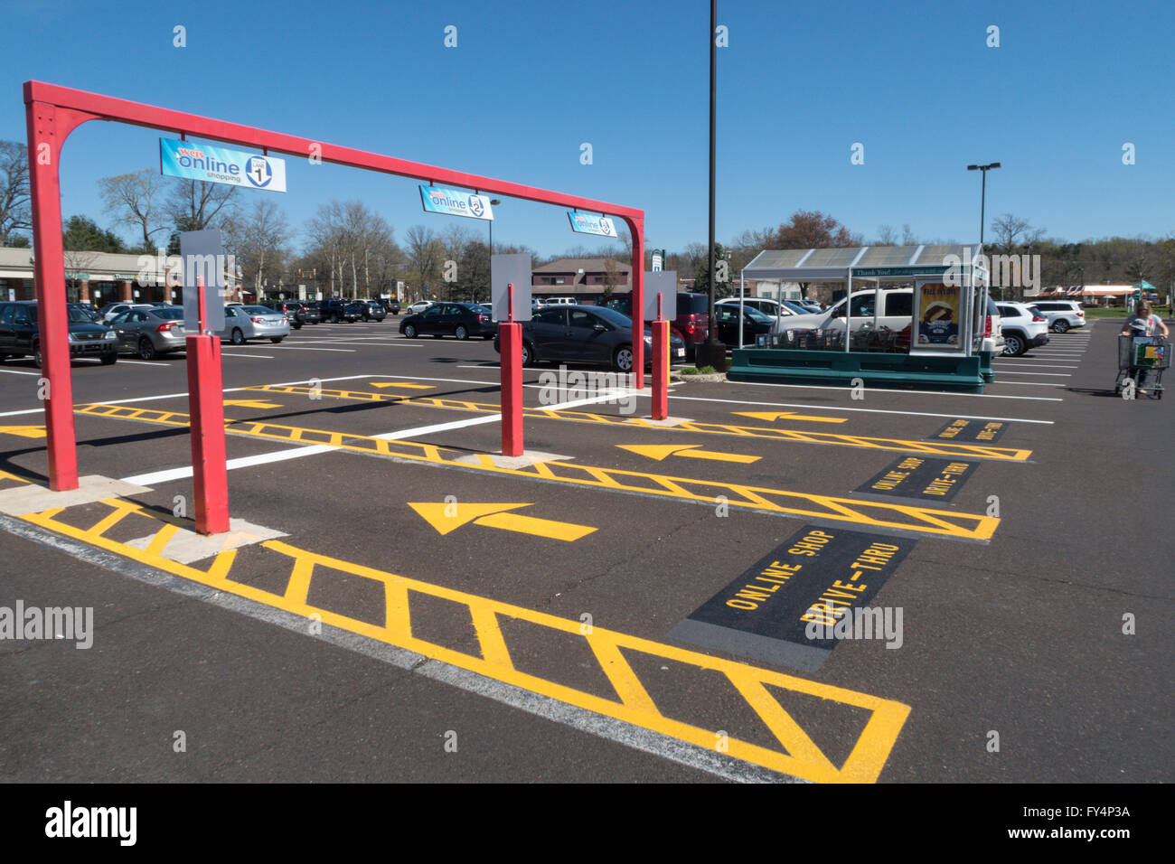 Weis Supermarket Parking Lot, Doylestown, PA, USA Stock Photo