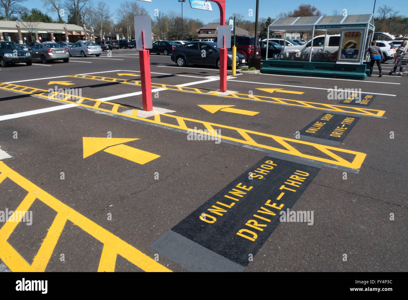 Weis Supermarket Parking Lot, Doylestown, PA, USA Stock Photo