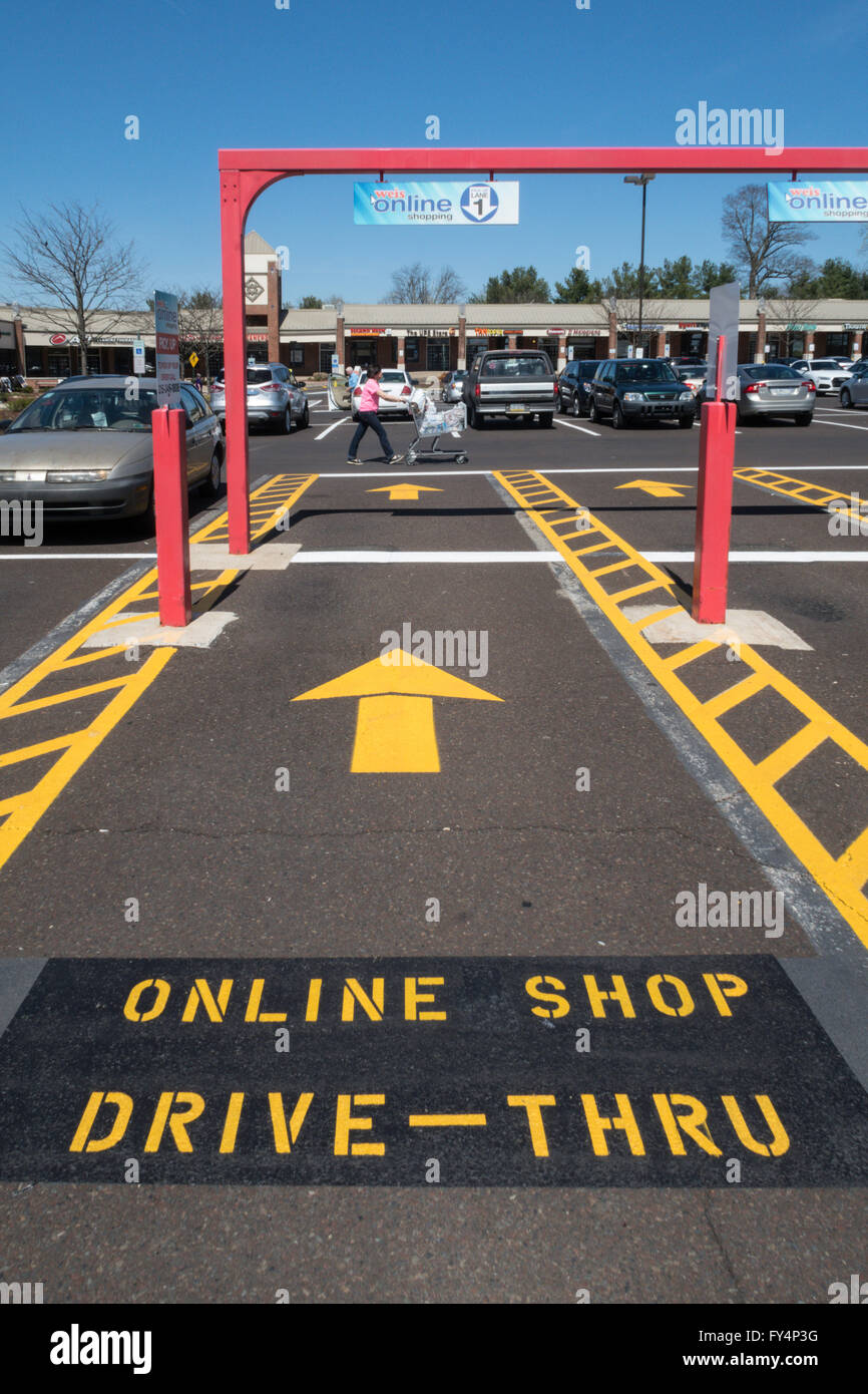 Weis Supermarket Parking Lot, Doylestown, PA, USA Stock Photo