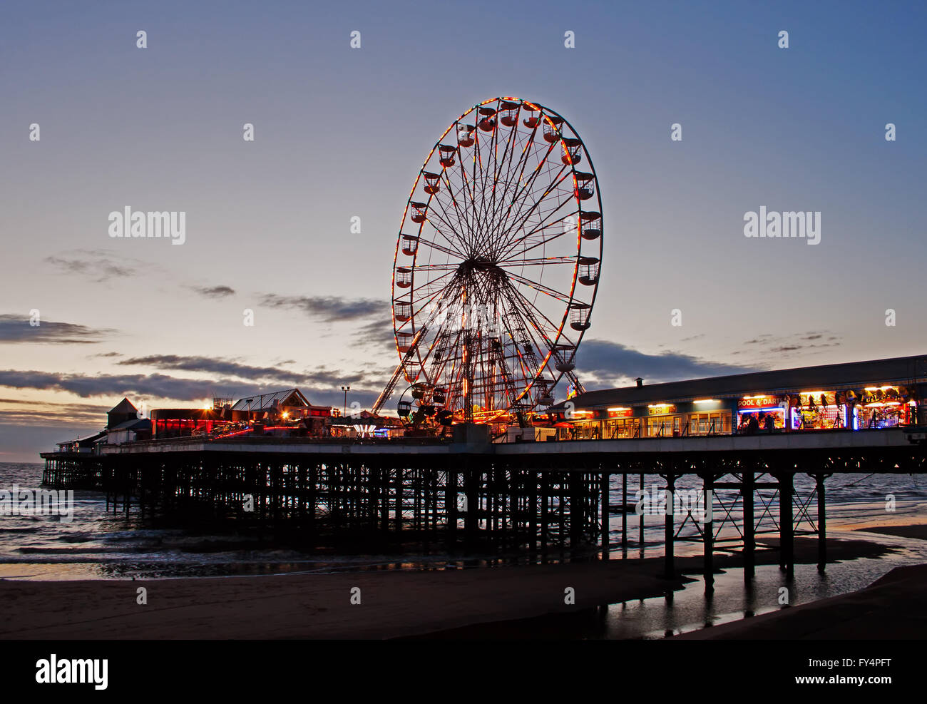 blackpool-central-pier-big-wheel-hi-res-stock-photography-and-images
