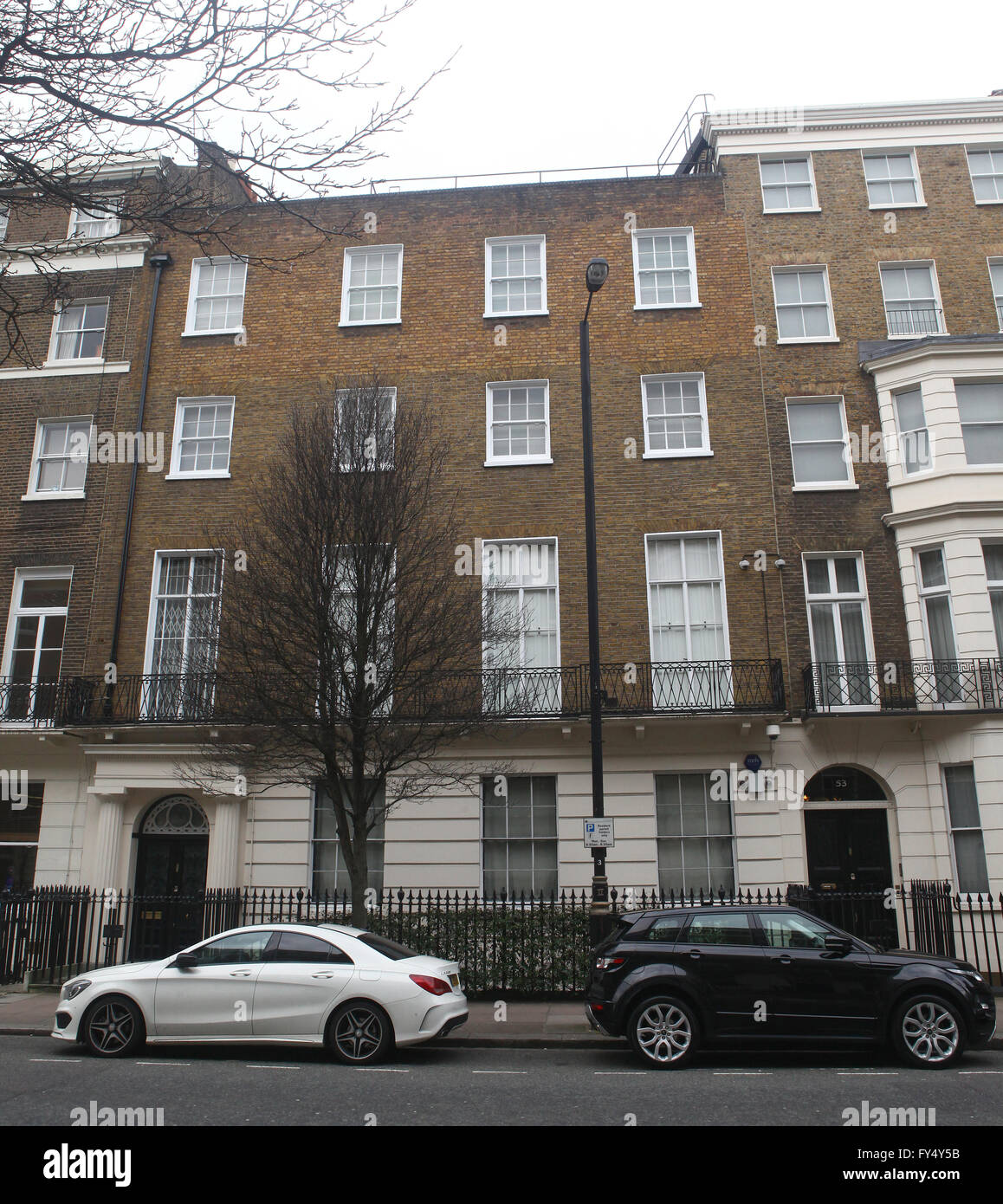 Guy Ritchie seen arriving at Madonnas London home with a bottle of wine ...