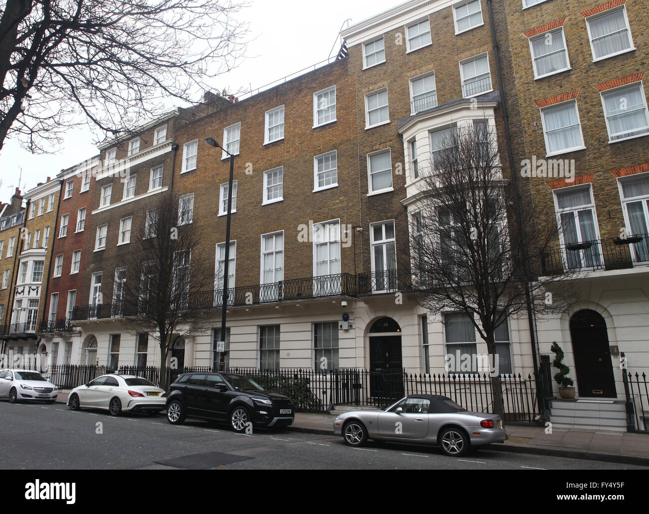 Guy Ritchie seen arriving at Madonnas London home with a bottle of wine ...