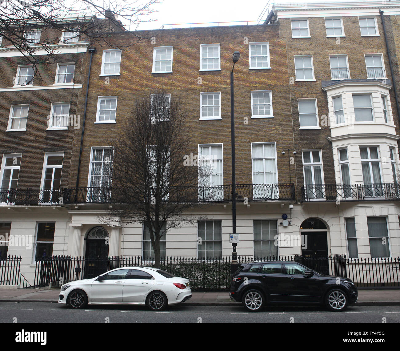 Guy Ritchie seen arriving at Madonnas London home with a bottle of wine ...