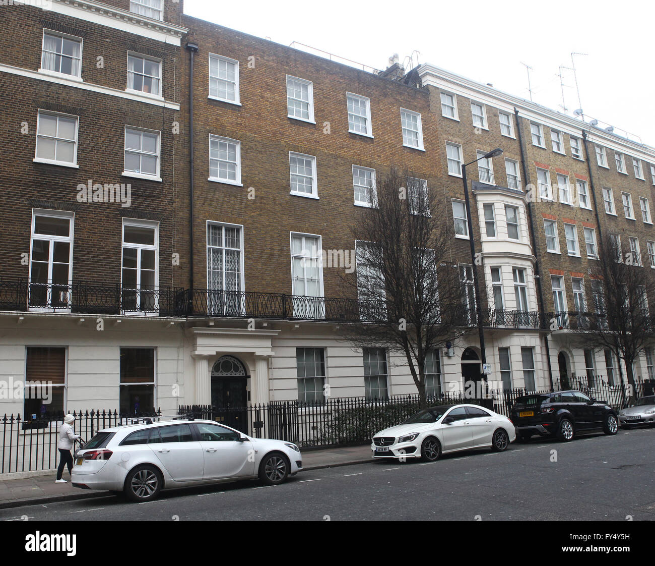 Guy Ritchie seen arriving at Madonnas London home with a bottle of wine ...